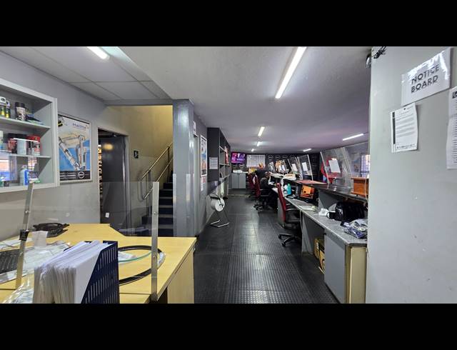 715M² WAREHOUSE TO LET IN SPARTAN